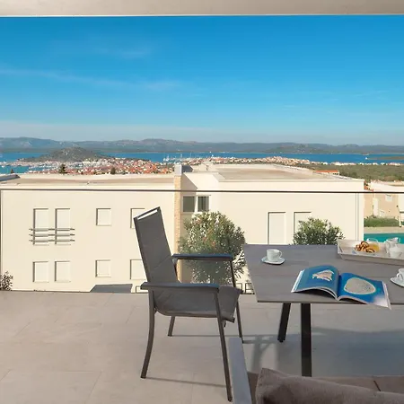 Hillside Panorama View Apartment