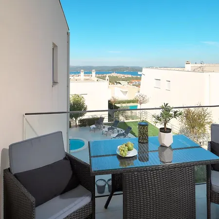 Hillside Panorama View Apartment *